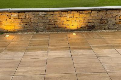 Miniature Location salle Lanrivoaré (Finistère) - L'Elegante #9 Salle vide avec sol gris, murs blancs, tableau mural, grande fenêtre donnant sur une terrasse et un espace vert.