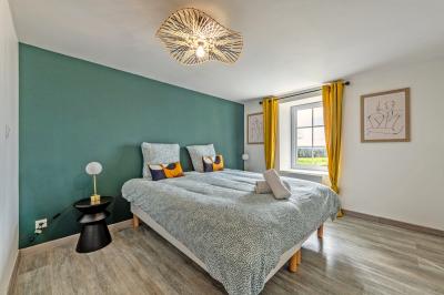 Miniature Location salle Lanrivoaré (Finistère) - L'Elegante #8 Salle vide avec sol gris, murs blancs, tableau mural, grande fenêtre donnant sur une terrasse et un espace vert.