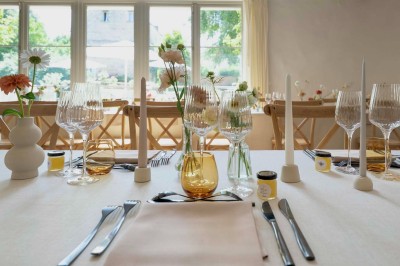 Miniature Location salle Aincourt (Val-d'Oise) - Domaine de Brunel - La Remise #7 Paysage champêtre avec un arbre pleureur, des fleurs bleues au premier plan et un champ sous un ciel partiellement nuageux.