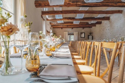 Miniature Location salle Aincourt (Val-d'Oise) - Domaine de Brunel - La Remise #6 Paysage champêtre avec un arbre pleureur, des fleurs bleues au premier plan et un champ sous un ciel partiellement nuageux.