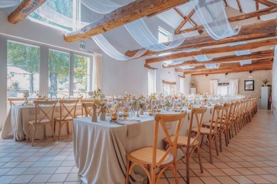 Miniature Location salle Aincourt (Val-d'Oise) - Domaine de Brunel - La Remise #4 Paysage champêtre avec un arbre pleureur, des fleurs bleues au premier plan et un champ sous un ciel partiellement nuageux.