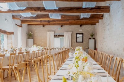 Miniature Location salle Aincourt (Val-d'Oise) - Domaine de Brunel - La Remise #5 Paysage champêtre avec un arbre pleureur, des fleurs bleues au premier plan et un champ sous un ciel partiellement nuageux.