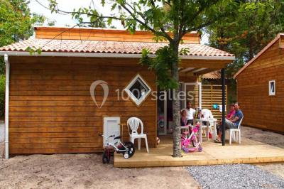 Pièce montée en forme de moto, composée de choux et nougatine, présentée sur une table dans une salle.