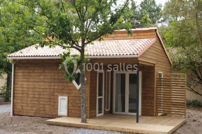 Pièce montée en forme de moto, composée de choux et nougatine, présentée sur une table dans une salle.