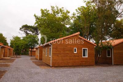 Pièce montée en forme de moto, composée de choux et nougatine, présentée sur une table dans une salle.