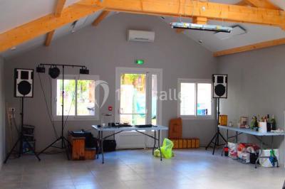 Pièce montée en forme de moto, composée de choux et nougatine, présentée sur une table dans une salle.