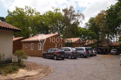 Pièce montée en forme de moto, composée de choux et nougatine, présentée sur une table dans une salle.