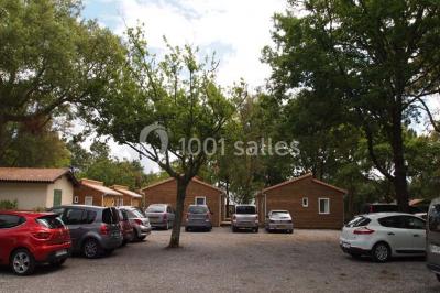 Pièce montée en forme de moto, composée de choux et nougatine, présentée sur une table dans une salle.