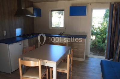 Pièce montée en forme de moto, composée de choux et nougatine, présentée sur une table dans une salle.