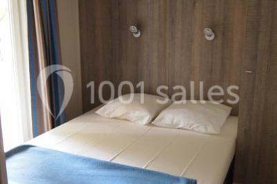 Pièce montée en forme de moto, composée de choux et nougatine, présentée sur une table dans une salle.