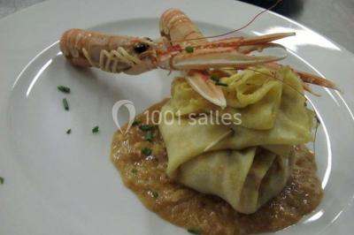 Pièce montée en forme de moto, composée de choux et nougatine, présentée sur une table dans une salle.
