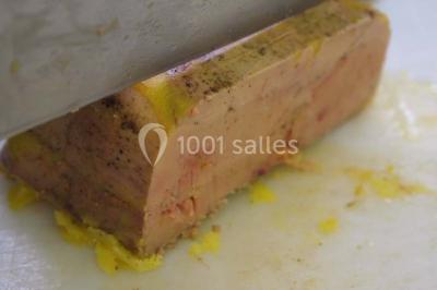 Pièce montée en forme de moto, composée de choux et nougatine, présentée sur une table dans une salle.