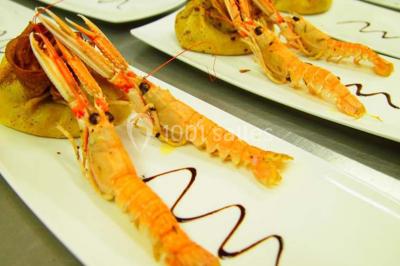 Pièce montée en forme de moto, composée de choux et nougatine, présentée sur une table dans une salle.