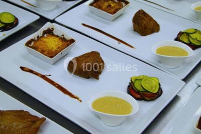 Pièce montée en forme de moto, composée de choux et nougatine, présentée sur une table dans une salle.