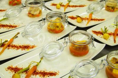 Pièce montée en forme de moto, composée de choux et nougatine, présentée sur une table dans une salle.