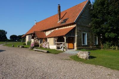 Miniature Location salle Montivilliers (Seine-Maritime) - Ferme d'Epaville #27 Salle rustique avec murs en pierre et poutres apparentes, aménagée avec tables hautes, canapés et décorations simples.