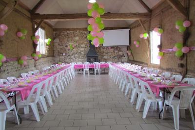 Miniature Location salle Montivilliers (Seine-Maritime) - Ferme d'Epaville #18 Salle rustique avec murs en pierre et poutres apparentes, aménagée avec tables hautes, canapés et décorations simples.