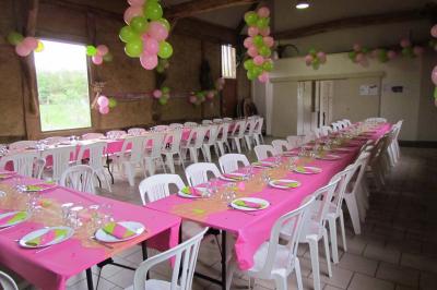Miniature Location salle Montivilliers (Seine-Maritime) - Ferme d'Epaville #23 Salle rustique avec murs en pierre et poutres apparentes, aménagée avec tables hautes, canapés et décorations simples.