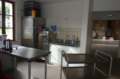 Miniature Location salle Montivilliers (Seine-Maritime) - Ferme d'Epaville #29 Salle rustique avec murs en pierre et poutres apparentes, aménagée avec tables hautes, canapés et décorations simples.