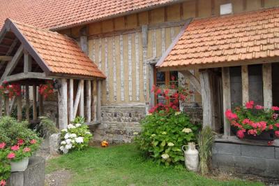Miniature Location salle Montivilliers (Seine-Maritime) - Ferme d'Epaville #31 Salle rustique avec murs en pierre et poutres apparentes, aménagée avec tables hautes, canapés et décorations simples.