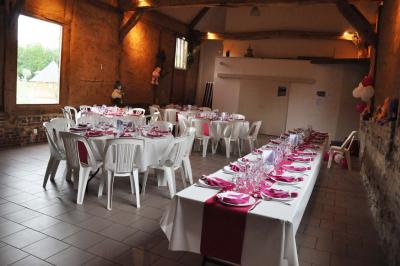 Miniature Location salle Montivilliers (Seine-Maritime) - Ferme d'Epaville #14 Salle rustique avec murs en pierre et poutres apparentes, aménagée avec tables hautes, canapés et décorations simples.