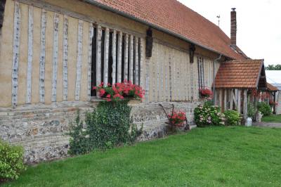 Miniature Location salle Montivilliers (Seine-Maritime) - Ferme d'Epaville #35 Salle rustique avec murs en pierre et poutres apparentes, aménagée avec tables hautes, canapés et décorations simples.