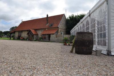 Miniature Location salle Montivilliers (Seine-Maritime) - Ferme d'Epaville #25 Salle rustique avec murs en pierre et poutres apparentes, aménagée avec tables hautes, canapés et décorations simples.