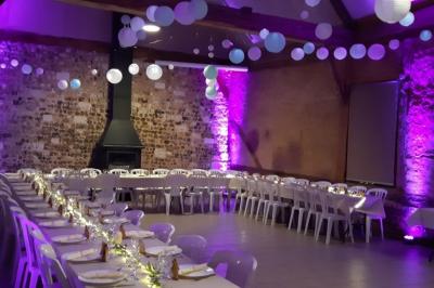 Miniature Location salle Montivilliers (Seine-Maritime) - Ferme d'Epaville #10 Salle rustique avec murs en pierre et poutres apparentes, aménagée avec tables hautes, canapés et décorations simples.