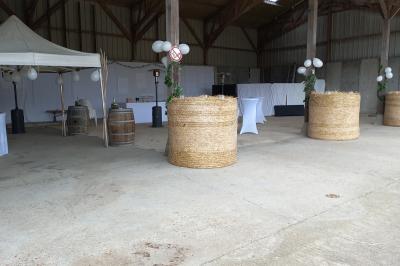 Miniature Location salle Montivilliers (Seine-Maritime) - Ferme d'Epaville #37 Salle rustique avec murs en pierre et poutres apparentes, aménagée avec tables hautes, canapés et décorations simples.