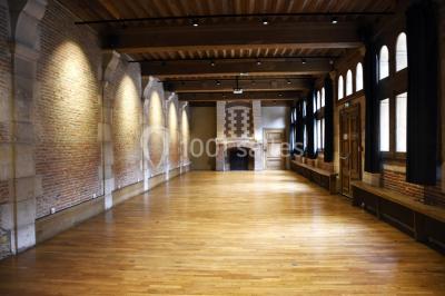 Rangée de limes métalliques suspendues avec des manches en bois dans un atelier ou une exposition artisanale.