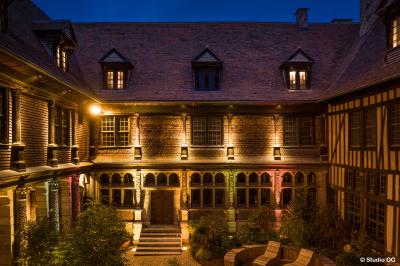 Rangée de limes métalliques suspendues avec des manches en bois dans un atelier ou une exposition artisanale.