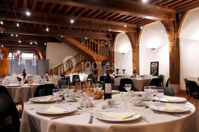 Rangée de limes métalliques suspendues avec des manches en bois dans un atelier ou une exposition artisanale.