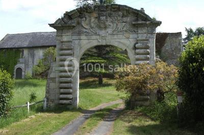 Plan d'une salle rectangulaire avec disposition de tables rondes et indications des dimensions en mètres.