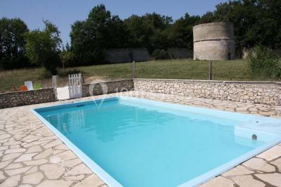 Plan d'une salle rectangulaire avec disposition de tables rondes et indications des dimensions en mètres.