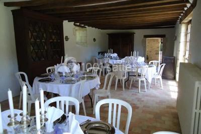 Plan d'une salle rectangulaire avec disposition de tables rondes et indications des dimensions en mètres.