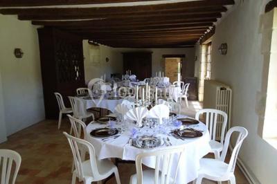 Plan d'une salle rectangulaire avec disposition de tables rondes et indications des dimensions en mètres.