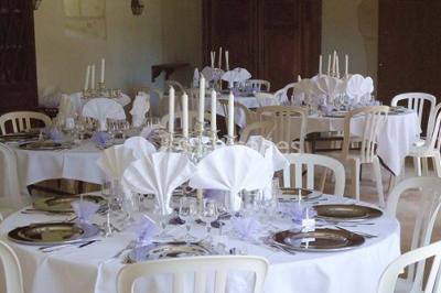 Plan d'une salle rectangulaire avec disposition de tables rondes et indications des dimensions en mètres.