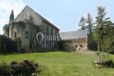 Plan d'une salle rectangulaire avec disposition de tables rondes et indications des dimensions en mètres.