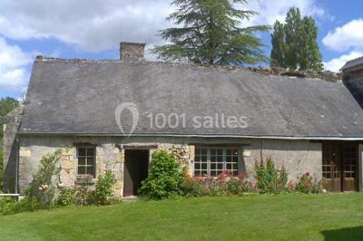 Plan d'une salle rectangulaire avec disposition de tables rondes et indications des dimensions en mètres.