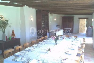 Plan d'une salle rectangulaire avec disposition de tables rondes et indications des dimensions en mètres.