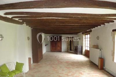 Plan d'une salle rectangulaire avec disposition de tables rondes et indications des dimensions en mètres.