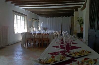 Plan d'une salle rectangulaire avec disposition de tables rondes et indications des dimensions en mètres.