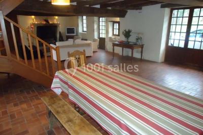 Plan d'une salle rectangulaire avec disposition de tables rondes et indications des dimensions en mètres.