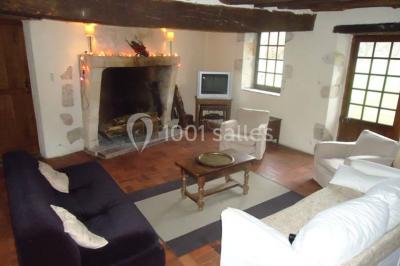 Plan d'une salle rectangulaire avec disposition de tables rondes et indications des dimensions en mètres.