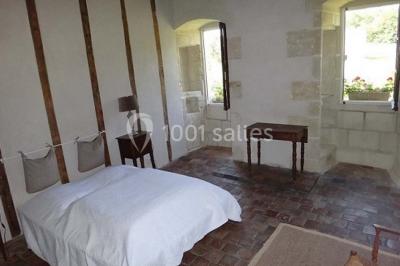 Plan d'une salle rectangulaire avec disposition de tables rondes et indications des dimensions en mètres.