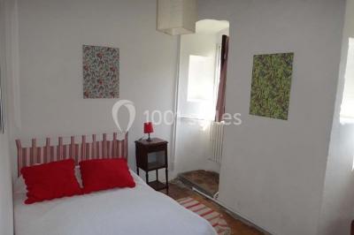 Plan d'une salle rectangulaire avec disposition de tables rondes et indications des dimensions en mètres.