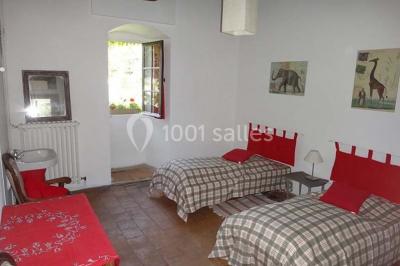 Plan d'une salle rectangulaire avec disposition de tables rondes et indications des dimensions en mètres.