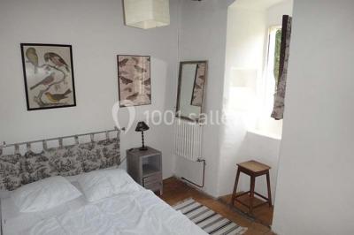 Plan d'une salle rectangulaire avec disposition de tables rondes et indications des dimensions en mètres.