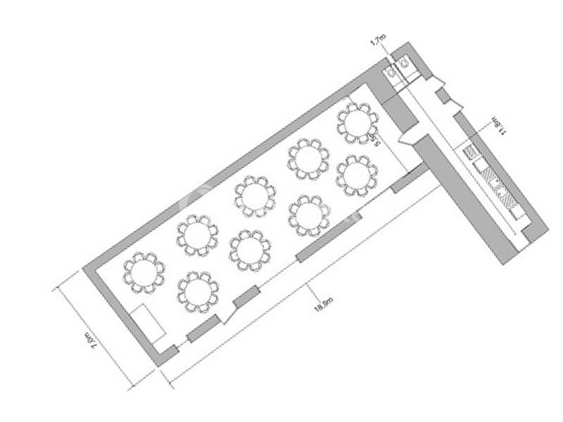Plan d'une salle rectangulaire avec disposition de tables rondes et indications des dimensions en mètres.