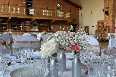 Un couple danse au centre d'une salle de réception éclairée par des lumières colorées et des étincelles.